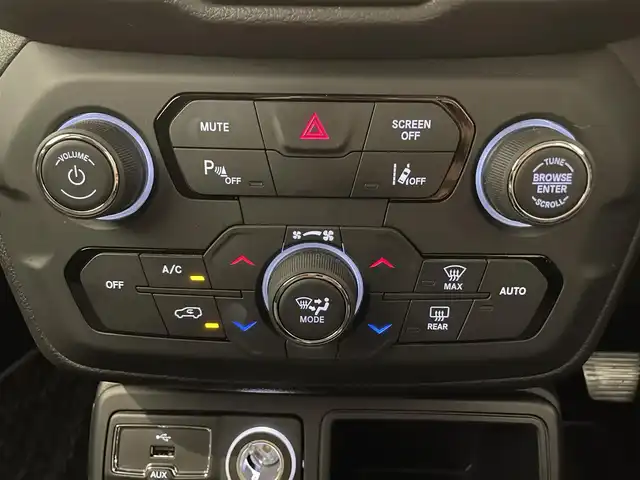 クライスラー・ジープ ジープ レネゲード ナイトイーグル 熊本県 2020(令2)年 2.9万km 青 ・スマートキー/・プッシュスタート/・前面衝突警報ブレーキ/・レーンセンス/・パークセンス/・ブラインドスポットモニター/・アクティブヘッドライト/・クルーズコントロール/・純正ディスプレイオーディオ/　【Bluetooth・USB・AUX】/・バックカメラ/・ETC/・純正マット
