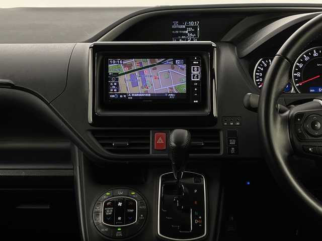 トヨタ ヴォクシー ZS 煌 新潟県 2015(平27)年 6.5万km アイスチタニウムマイカメタリック 禁煙車/4WD/社外メモリナビ/フルセグ/　CD/DVD/Bluetooth/社外フリップダウンモニター/バックカメラ/両側パワースライドドア/スマートキー/純正エンジンスターター/LEDヘッドライト/オートライト/フォグランプ/革巻きステアリング/ワイパーデアイサー/プッシュスタート/ETC/社外アルミ付きスタッドレス/　（積み込み６mm）