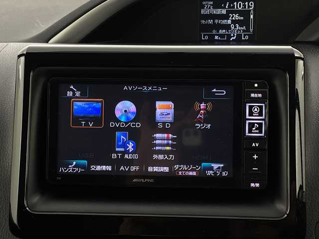 トヨタ ヴォクシー ZS 煌 新潟県 2015(平27)年 6.5万km アイスチタニウムマイカメタリック 禁煙車/4WD/社外メモリナビ/フルセグ/　CD/DVD/Bluetooth/社外フリップダウンモニター/バックカメラ/両側パワースライドドア/スマートキー/純正エンジンスターター/LEDヘッドライト/オートライト/フォグランプ/革巻きステアリング/ワイパーデアイサー/プッシュスタート/ETC/社外アルミ付きスタッドレス/　（積み込み６mm）