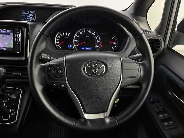 トヨタ ヴォクシー ZS 煌 新潟県 2015(平27)年 6.5万km アイスチタニウムマイカメタリック 禁煙車/4WD/社外メモリナビ/フルセグ/　CD/DVD/Bluetooth/社外フリップダウンモニター/バックカメラ/両側パワースライドドア/スマートキー/純正エンジンスターター/LEDヘッドライト/オートライト/フォグランプ/革巻きステアリング/ワイパーデアイサー/プッシュスタート/ETC/社外アルミ付きスタッドレス/　（積み込み６mm）