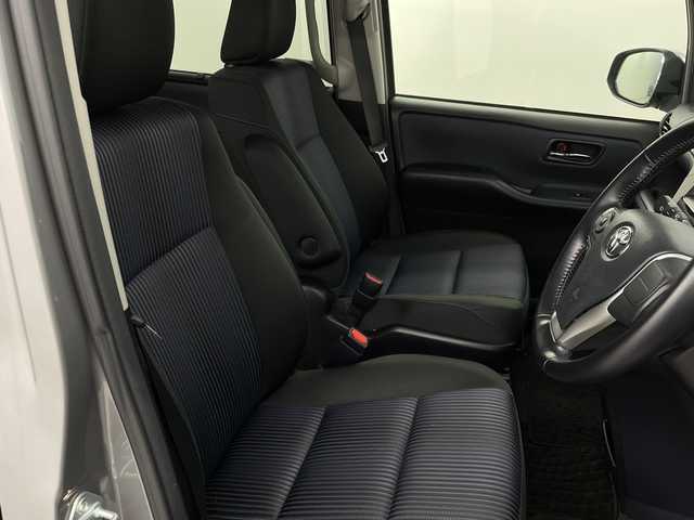 トヨタ ヴォクシー ZS 煌 新潟県 2015(平27)年 6.5万km アイスチタニウムマイカメタリック 禁煙車/4WD/社外メモリナビ/フルセグ/　CD/DVD/Bluetooth/社外フリップダウンモニター/バックカメラ/両側パワースライドドア/スマートキー/純正エンジンスターター/LEDヘッドライト/オートライト/フォグランプ/革巻きステアリング/ワイパーデアイサー/プッシュスタート/ETC/社外アルミ付きスタッドレス/　（積み込み６mm）