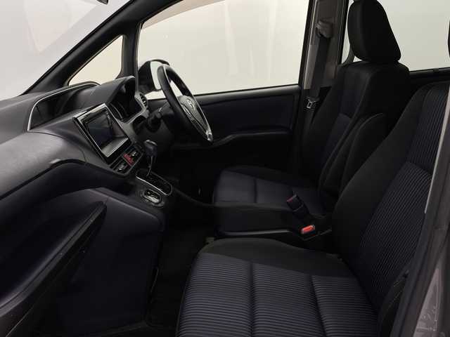 トヨタ ヴォクシー ZS 煌 新潟県 2015(平27)年 6.5万km アイスチタニウムマイカメタリック 禁煙車/4WD/社外メモリナビ/フルセグ/　CD/DVD/Bluetooth/社外フリップダウンモニター/バックカメラ/両側パワースライドドア/スマートキー/純正エンジンスターター/LEDヘッドライト/オートライト/フォグランプ/革巻きステアリング/ワイパーデアイサー/プッシュスタート/ETC/社外アルミ付きスタッドレス/　（積み込み６mm）