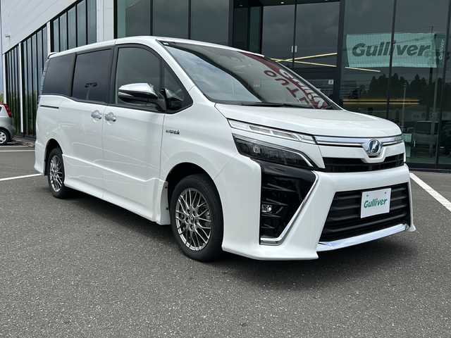 トヨタ ヴォクシー ハイブリッド ZS 煌 鹿児島県 2018(平30)年 5.5万km ホワイトパールクリスタルシャイン 純正オーディオ/Bluetooth/CD/DVD/SD/純正ナビ（NSZN-Z66T）/フリップダウンモニター/クルーズコントロール/レーンアシスト/両側パワースライドドア/ETC2.0/オートライト/オートハイビーム/衝突被害軽減システム