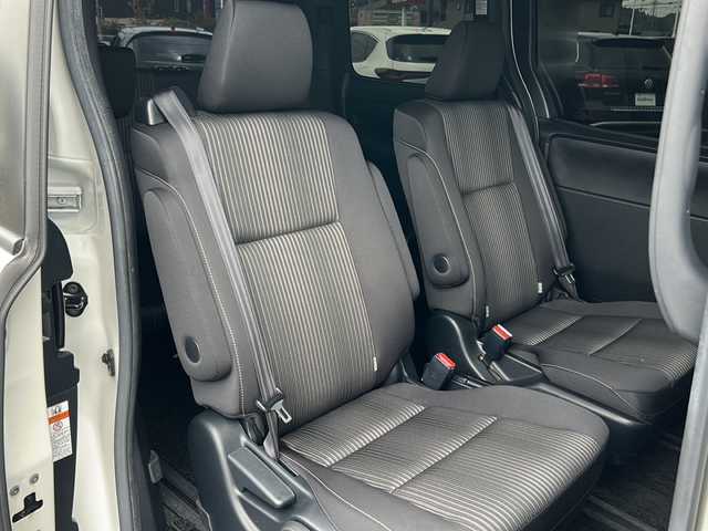 トヨタ ヴォクシー ハイブリッド ZS 煌 鹿児島県 2018(平30)年 5.5万km ホワイトパールクリスタルシャイン 純正オーディオ/Bluetooth/CD/DVD/SD/純正ナビ（NSZN-Z66T）/フリップダウンモニター/クルーズコントロール/レーンアシスト/両側パワースライドドア/ETC2.0/オートライト/オートハイビーム/衝突被害軽減システム