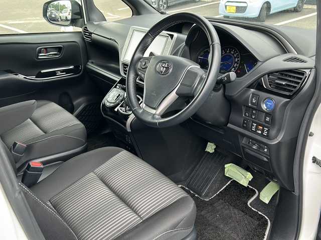 トヨタ ヴォクシー ハイブリッド ZS 煌 鹿児島県 2018(平30)年 5.5万km ホワイトパールクリスタルシャイン 純正オーディオ/Bluetooth/CD/DVD/SD/純正ナビ（NSZN-Z66T）/フリップダウンモニター/クルーズコントロール/レーンアシスト/両側パワースライドドア/ETC2.0/オートライト/オートハイビーム/衝突被害軽減システム