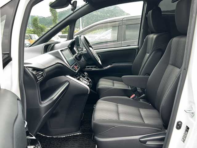 トヨタ ヴォクシー ハイブリッド ZS 煌 鹿児島県 2018(平30)年 5.5万km ホワイトパールクリスタルシャイン 純正オーディオ/Bluetooth/CD/DVD/SD/純正ナビ（NSZN-Z66T）/フリップダウンモニター/クルーズコントロール/レーンアシスト/両側パワースライドドア/ETC2.0/オートライト/オートハイビーム/衝突被害軽減システム