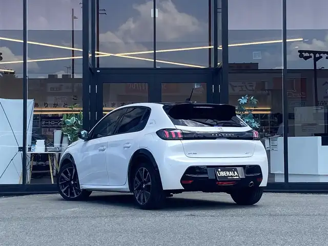 プジョー プジョー ２０８ GT 福岡県 2023(令5)年 2.1万km パール ・アクティブクルーズコントロール/・USB/Bluetooth/AppleCarPlay/・バックカメラ/・ハーフレザーシート/シートヒーター/・社外前後ドライブレコーダー/・社外ETC/・純正17AW/・プッシュスタート/・アイドリングストップ/・スマートキー/・スペアキー/・レーンキープアシスト/・オートライト/・LEDライト/・パドルシフト/・保証書/・取扱説明書