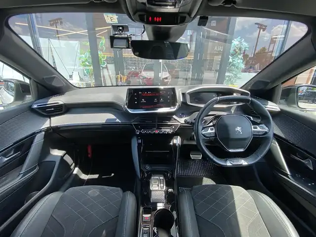 プジョー プジョー ２０８ GT 福岡県 2023(令5)年 2.1万km パール ・アクティブクルーズコントロール/・USB/Bluetooth/AppleCarPlay/・バックカメラ/・ハーフレザーシート/シートヒーター/・社外前後ドライブレコーダー/・社外ETC/・純正17AW/・プッシュスタート/・アイドリングストップ/・スマートキー/・スペアキー/・レーンキープアシスト/・オートライト/・LEDライト/・パドルシフト/・保証書/・取扱説明書