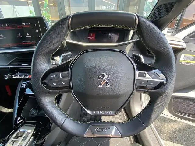 プジョー プジョー ２０８ GT 福岡県 2023(令5)年 2.1万km パール ・アクティブクルーズコントロール/・USB/Bluetooth/AppleCarPlay/・バックカメラ/・ハーフレザーシート/シートヒーター/・社外前後ドライブレコーダー/・社外ETC/・純正17AW/・プッシュスタート/・アイドリングストップ/・スマートキー/・スペアキー/・レーンキープアシスト/・オートライト/・LEDライト/・パドルシフト/・保証書/・取扱説明書