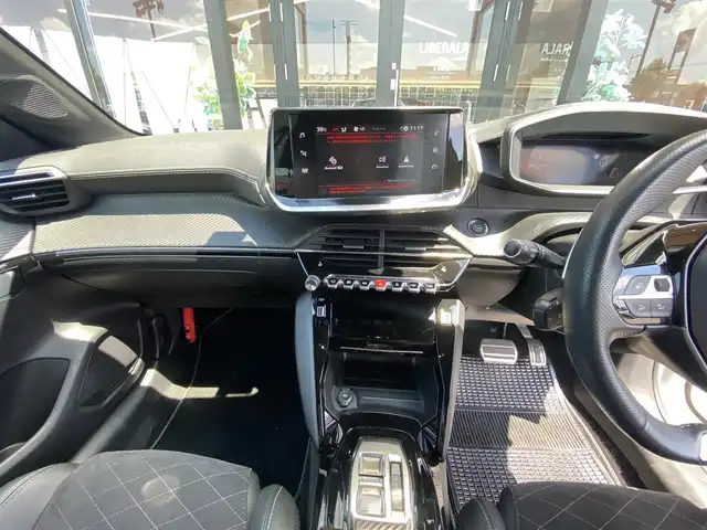 プジョー プジョー ２０８ GT 福岡県 2023(令5)年 2.1万km パール ・アクティブクルーズコントロール/・USB/Bluetooth/AppleCarPlay/・バックカメラ/・ハーフレザーシート/シートヒーター/・社外前後ドライブレコーダー/・社外ETC/・純正17AW/・プッシュスタート/・アイドリングストップ/・スマートキー/・スペアキー/・レーンキープアシスト/・オートライト/・LEDライト/・パドルシフト/・保証書/・取扱説明書