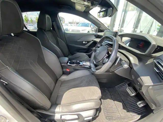 プジョー プジョー ２０８ GT 福岡県 2023(令5)年 2.1万km パール ・アクティブクルーズコントロール/・USB/Bluetooth/AppleCarPlay/・バックカメラ/・ハーフレザーシート/シートヒーター/・社外前後ドライブレコーダー/・社外ETC/・純正17AW/・プッシュスタート/・アイドリングストップ/・スマートキー/・スペアキー/・レーンキープアシスト/・オートライト/・LEDライト/・パドルシフト/・保証書/・取扱説明書