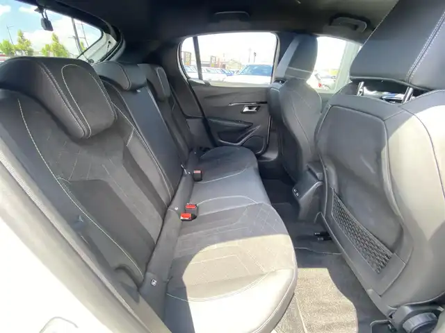 プジョー プジョー ２０８ GT 福岡県 2023(令5)年 2.1万km パール ・アクティブクルーズコントロール/・USB/Bluetooth/AppleCarPlay/・バックカメラ/・ハーフレザーシート/シートヒーター/・社外前後ドライブレコーダー/・社外ETC/・純正17AW/・プッシュスタート/・アイドリングストップ/・スマートキー/・スペアキー/・レーンキープアシスト/・オートライト/・LEDライト/・パドルシフト/・保証書/・取扱説明書