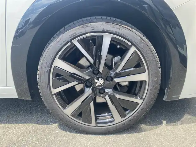 プジョー プジョー ２０８ GT 福岡県 2023(令5)年 2.1万km パール ・アクティブクルーズコントロール/・USB/Bluetooth/AppleCarPlay/・バックカメラ/・ハーフレザーシート/シートヒーター/・社外前後ドライブレコーダー/・社外ETC/・純正17AW/・プッシュスタート/・アイドリングストップ/・スマートキー/・スペアキー/・レーンキープアシスト/・オートライト/・LEDライト/・パドルシフト/・保証書/・取扱説明書