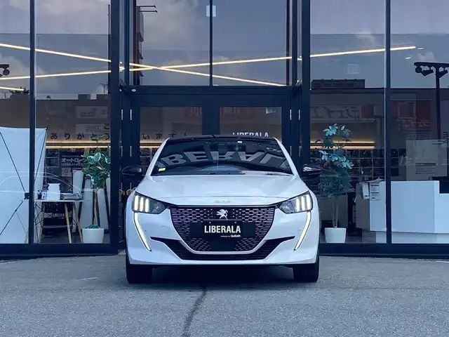 プジョー プジョー ２０８ GT 福岡県 2023(令5)年 2.1万km パール ・アクティブクルーズコントロール/・USB/Bluetooth/AppleCarPlay/・バックカメラ/・ハーフレザーシート/シートヒーター/・社外前後ドライブレコーダー/・社外ETC/・純正17AW/・プッシュスタート/・アイドリングストップ/・スマートキー/・スペアキー/・レーンキープアシスト/・オートライト/・LEDライト/・パドルシフト/・保証書/・取扱説明書