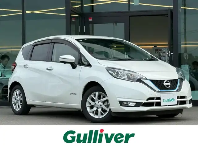 日産 ノート e－パワー メダリスト 東京都 2017(平29)年 3.4万km 白 ワンオーナー　/純正ナビ　/・ＡＭ／ＦＭ／ＣＤ／ＤＶＤ/フルセグＴＶ／Ｂｌｕｅｔｏｏｔｈ　/エマージェンシーブレーキ　/ＥＴＣ /ハーフレザーシート /コーナーセンサー /プッシュスタート /ドライブレコーダー/スマートキー /スペアキー有/純正15インチアルミホイール/純正フロアマット/ドアバイザー/オートライト/オートエアコン/保証書/取扱説明書