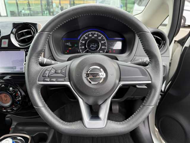 日産 ノート e－パワー メダリスト 東京都 2017(平29)年 3.4万km 白 ワンオーナー　/純正ナビ　/・ＡＭ／ＦＭ／ＣＤ／ＤＶＤ/フルセグＴＶ／Ｂｌｕｅｔｏｏｔｈ　/エマージェンシーブレーキ　/ＥＴＣ /ハーフレザーシート /コーナーセンサー /プッシュスタート /ドライブレコーダー/スマートキー /スペアキー有/純正15インチアルミホイール/純正フロアマット/ドアバイザー/オートライト/オートエアコン/保証書/取扱説明書