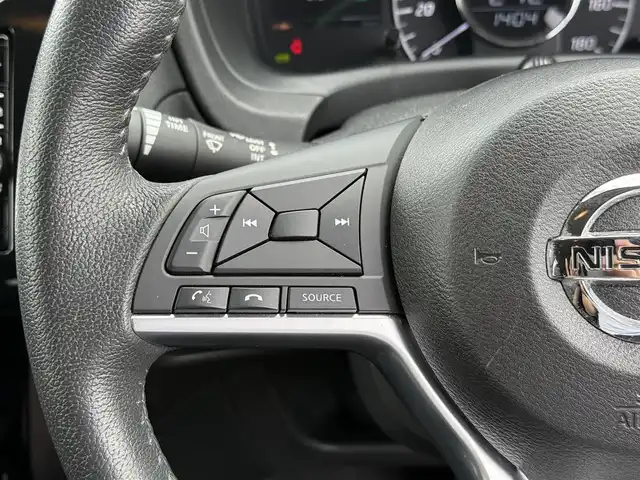 日産 ノート e－パワー メダリスト 東京都 2017(平29)年 3.4万km 白 ワンオーナー　/純正ナビ　/・ＡＭ／ＦＭ／ＣＤ／ＤＶＤ/フルセグＴＶ／Ｂｌｕｅｔｏｏｔｈ　/エマージェンシーブレーキ　/ＥＴＣ /ハーフレザーシート /コーナーセンサー /プッシュスタート /ドライブレコーダー/スマートキー /スペアキー有/純正15インチアルミホイール/純正フロアマット/ドアバイザー/オートライト/オートエアコン/保証書/取扱説明書
