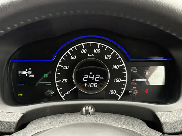 日産 ノート e－パワー メダリスト 東京都 2017(平29)年 3.4万km 白 ワンオーナー　/純正ナビ　/・ＡＭ／ＦＭ／ＣＤ／ＤＶＤ/フルセグＴＶ／Ｂｌｕｅｔｏｏｔｈ　/エマージェンシーブレーキ　/ＥＴＣ /ハーフレザーシート /コーナーセンサー /プッシュスタート /ドライブレコーダー/スマートキー /スペアキー有/純正15インチアルミホイール/純正フロアマット/ドアバイザー/オートライト/オートエアコン/保証書/取扱説明書