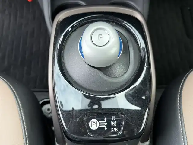 日産 ノート e－パワー メダリスト 東京都 2017(平29)年 3.4万km 白 ワンオーナー　/純正ナビ　/・ＡＭ／ＦＭ／ＣＤ／ＤＶＤ/フルセグＴＶ／Ｂｌｕｅｔｏｏｔｈ　/エマージェンシーブレーキ　/ＥＴＣ /ハーフレザーシート /コーナーセンサー /プッシュスタート /ドライブレコーダー/スマートキー /スペアキー有/純正15インチアルミホイール/純正フロアマット/ドアバイザー/オートライト/オートエアコン/保証書/取扱説明書