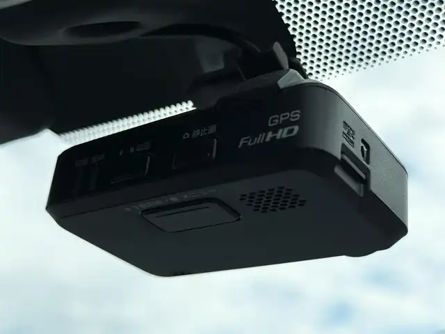 日産 ノート e－パワー メダリスト 東京都 2017(平29)年 3.4万km 白 ワンオーナー　/純正ナビ　/・ＡＭ／ＦＭ／ＣＤ／ＤＶＤ/フルセグＴＶ／Ｂｌｕｅｔｏｏｔｈ　/エマージェンシーブレーキ　/ＥＴＣ /ハーフレザーシート /コーナーセンサー /プッシュスタート /ドライブレコーダー/スマートキー /スペアキー有/純正15インチアルミホイール/純正フロアマット/ドアバイザー/オートライト/オートエアコン/保証書/取扱説明書