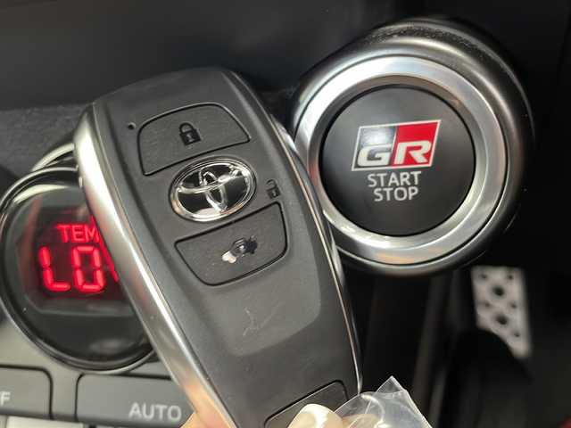 トヨタ ＧＲ８６ RZ 40thアニバーサリーLTD 愛知県 2024(令6)年 1.1万km クリスタルホワイトパール 9インチSDナビ（あり）/レーダークルーズコントロール/シートヒーター/フルセグTV/CD DVD/Bluetooth/バックカメラ/コーナーセンサー/純正アルミホイール/ＬＥＤヘッドライト/インテリジェントミラー/キャリパー/ドライブレコーダー/ステアリングスイッチ/スマートキー/プッシュスタート