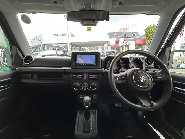 スズキ ジムニー XC 兵庫県 2023(令5)年 0.6万km ジャングルグリーン 4WD/社外ナビ（CN-E330D）/　　（AM/FM/CD//BT)/ワンセグTV/バックカメラ/プッシュスタート/スズキセーフティーサポート/レーンアシスト/衝突被害軽減ブレーキ/横滑り防止装置/ダウンヒルアシストコントロール/アイドリングストップ/ステアリングリモコン/クルーズコントロール/ビルドインETC/シートヒーター/純正フロアマット/LEDヘットライト/純正16インチアルミホイール/スマートキー/取扱説明書/保証書