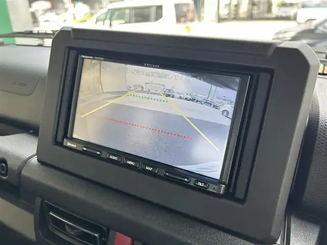 スズキ ジムニー XC 兵庫県 2023(令5)年 0.6万km ジャングルグリーン 4WD/社外ナビ（CN-E330D）/　　（AM/FM/CD//BT)/ワンセグTV/バックカメラ/プッシュスタート/スズキセーフティーサポート/レーンアシスト/衝突被害軽減ブレーキ/横滑り防止装置/ダウンヒルアシストコントロール/アイドリングストップ/ステアリングリモコン/クルーズコントロール/ビルドインETC/シートヒーター/純正フロアマット/LEDヘットライト/純正16インチアルミホイール/スマートキー/取扱説明書/保証書