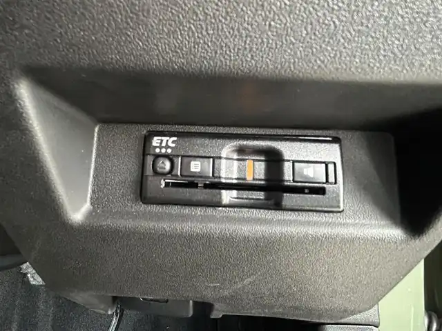 スズキ ジムニー XC 兵庫県 2023(令5)年 0.6万km ジャングルグリーン 4WD/社外ナビ（CN-E330D）/　　（AM/FM/CD//BT)/ワンセグTV/バックカメラ/プッシュスタート/スズキセーフティーサポート/レーンアシスト/衝突被害軽減ブレーキ/横滑り防止装置/ダウンヒルアシストコントロール/アイドリングストップ/ステアリングリモコン/クルーズコントロール/ビルドインETC/シートヒーター/純正フロアマット/LEDヘットライト/純正16インチアルミホイール/スマートキー/取扱説明書/保証書