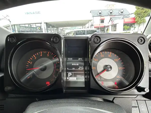スズキ ジムニー XC 兵庫県 2023(令5)年 0.6万km ジャングルグリーン 4WD/社外ナビ（CN-E330D）/　　（AM/FM/CD//BT)/ワンセグTV/バックカメラ/プッシュスタート/スズキセーフティーサポート/レーンアシスト/衝突被害軽減ブレーキ/横滑り防止装置/ダウンヒルアシストコントロール/アイドリングストップ/ステアリングリモコン/クルーズコントロール/ビルドインETC/シートヒーター/純正フロアマット/LEDヘットライト/純正16インチアルミホイール/スマートキー/取扱説明書/保証書