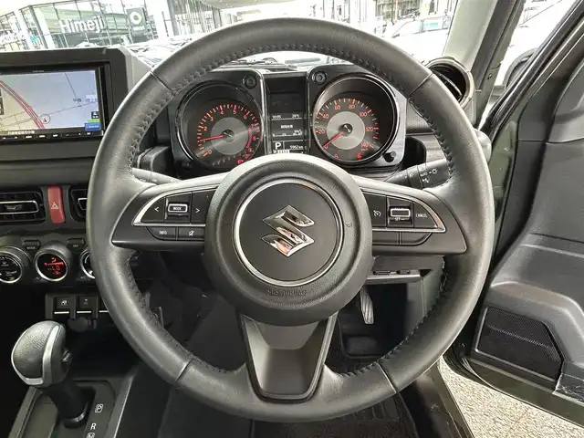 スズキ ジムニー XC 兵庫県 2023(令5)年 0.6万km ジャングルグリーン 4WD/社外ナビ（CN-E330D）/　　（AM/FM/CD//BT)/ワンセグTV/バックカメラ/プッシュスタート/スズキセーフティーサポート/レーンアシスト/衝突被害軽減ブレーキ/横滑り防止装置/ダウンヒルアシストコントロール/アイドリングストップ/ステアリングリモコン/クルーズコントロール/ビルドインETC/シートヒーター/純正フロアマット/LEDヘットライト/純正16インチアルミホイール/スマートキー/取扱説明書/保証書