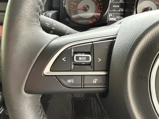 スズキ ジムニー XC 兵庫県 2023(令5)年 0.6万km ジャングルグリーン 4WD/社外ナビ（CN-E330D）/　　（AM/FM/CD//BT)/ワンセグTV/バックカメラ/プッシュスタート/スズキセーフティーサポート/レーンアシスト/衝突被害軽減ブレーキ/横滑り防止装置/ダウンヒルアシストコントロール/アイドリングストップ/ステアリングリモコン/クルーズコントロール/ビルドインETC/シートヒーター/純正フロアマット/LEDヘットライト/純正16インチアルミホイール/スマートキー/取扱説明書/保証書