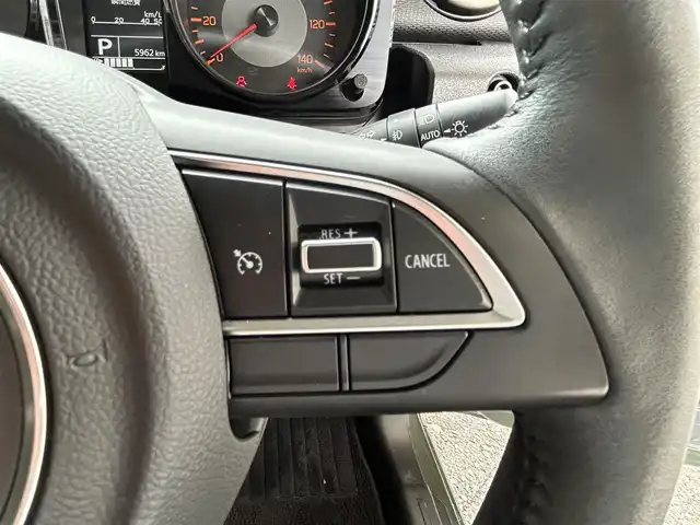 スズキ ジムニー XC 兵庫県 2023(令5)年 0.6万km ジャングルグリーン 4WD/社外ナビ（CN-E330D）/　　（AM/FM/CD//BT)/ワンセグTV/バックカメラ/プッシュスタート/スズキセーフティーサポート/レーンアシスト/衝突被害軽減ブレーキ/横滑り防止装置/ダウンヒルアシストコントロール/アイドリングストップ/ステアリングリモコン/クルーズコントロール/ビルドインETC/シートヒーター/純正フロアマット/LEDヘットライト/純正16インチアルミホイール/スマートキー/取扱説明書/保証書