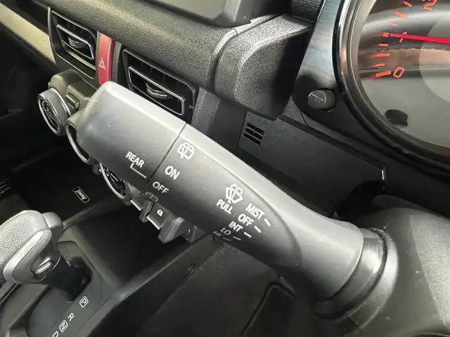 スズキ ジムニー XC 兵庫県 2023(令5)年 0.6万km ジャングルグリーン 4WD/社外ナビ（CN-E330D）/　　（AM/FM/CD//BT)/ワンセグTV/バックカメラ/プッシュスタート/スズキセーフティーサポート/レーンアシスト/衝突被害軽減ブレーキ/横滑り防止装置/ダウンヒルアシストコントロール/アイドリングストップ/ステアリングリモコン/クルーズコントロール/ビルドインETC/シートヒーター/純正フロアマット/LEDヘットライト/純正16インチアルミホイール/スマートキー/取扱説明書/保証書