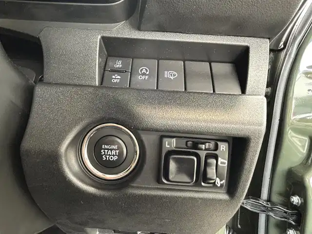 スズキ ジムニー XC 兵庫県 2023(令5)年 0.6万km ジャングルグリーン 4WD/社外ナビ（CN-E330D）/　　（AM/FM/CD//BT)/ワンセグTV/バックカメラ/プッシュスタート/スズキセーフティーサポート/レーンアシスト/衝突被害軽減ブレーキ/横滑り防止装置/ダウンヒルアシストコントロール/アイドリングストップ/ステアリングリモコン/クルーズコントロール/ビルドインETC/シートヒーター/純正フロアマット/LEDヘットライト/純正16インチアルミホイール/スマートキー/取扱説明書/保証書