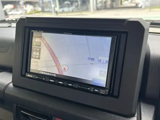 スズキ ジムニー XC 兵庫県 2023(令5)年 0.6万km ジャングルグリーン 4WD/社外ナビ（CN-E330D）/　　（AM/FM/CD//BT)/ワンセグTV/バックカメラ/プッシュスタート/スズキセーフティーサポート/レーンアシスト/衝突被害軽減ブレーキ/横滑り防止装置/ダウンヒルアシストコントロール/アイドリングストップ/ステアリングリモコン/クルーズコントロール/ビルドインETC/シートヒーター/純正フロアマット/LEDヘットライト/純正16インチアルミホイール/スマートキー/取扱説明書/保証書