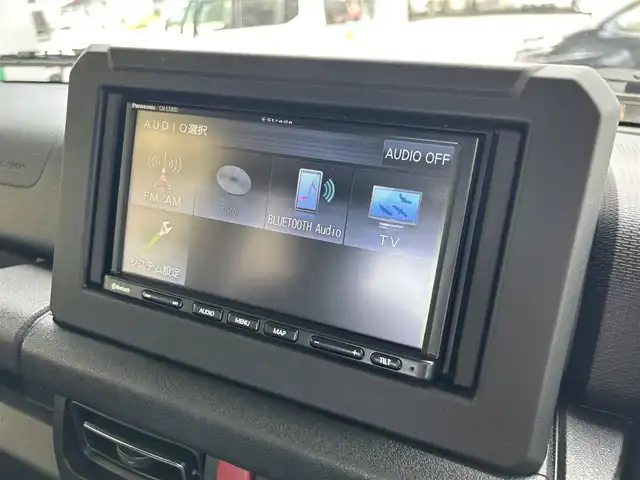 スズキ ジムニー XC 兵庫県 2023(令5)年 0.6万km ジャングルグリーン 4WD/社外ナビ（CN-E330D）/　　（AM/FM/CD//BT)/ワンセグTV/バックカメラ/プッシュスタート/スズキセーフティーサポート/レーンアシスト/衝突被害軽減ブレーキ/横滑り防止装置/ダウンヒルアシストコントロール/アイドリングストップ/ステアリングリモコン/クルーズコントロール/ビルドインETC/シートヒーター/純正フロアマット/LEDヘットライト/純正16インチアルミホイール/スマートキー/取扱説明書/保証書
