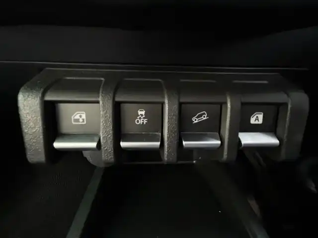 スズキ ジムニー XC 兵庫県 2023(令5)年 0.6万km ジャングルグリーン 4WD/社外ナビ（CN-E330D）/　　（AM/FM/CD//BT)/ワンセグTV/バックカメラ/プッシュスタート/スズキセーフティーサポート/レーンアシスト/衝突被害軽減ブレーキ/横滑り防止装置/ダウンヒルアシストコントロール/アイドリングストップ/ステアリングリモコン/クルーズコントロール/ビルドインETC/シートヒーター/純正フロアマット/LEDヘットライト/純正16インチアルミホイール/スマートキー/取扱説明書/保証書