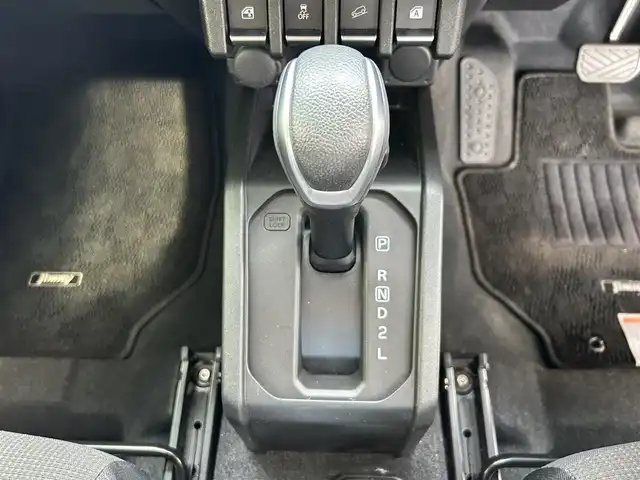 スズキ ジムニー XC 兵庫県 2023(令5)年 0.6万km ジャングルグリーン 4WD/社外ナビ（CN-E330D）/　　（AM/FM/CD//BT)/ワンセグTV/バックカメラ/プッシュスタート/スズキセーフティーサポート/レーンアシスト/衝突被害軽減ブレーキ/横滑り防止装置/ダウンヒルアシストコントロール/アイドリングストップ/ステアリングリモコン/クルーズコントロール/ビルドインETC/シートヒーター/純正フロアマット/LEDヘットライト/純正16インチアルミホイール/スマートキー/取扱説明書/保証書