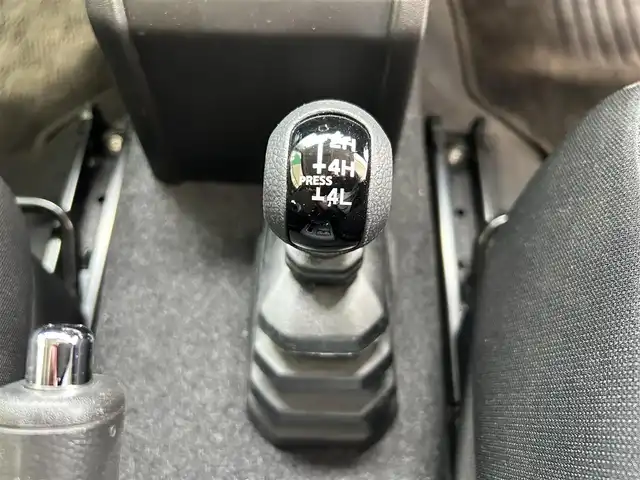 スズキ ジムニー XC 兵庫県 2023(令5)年 0.6万km ジャングルグリーン 4WD/社外ナビ（CN-E330D）/　　（AM/FM/CD//BT)/ワンセグTV/バックカメラ/プッシュスタート/スズキセーフティーサポート/レーンアシスト/衝突被害軽減ブレーキ/横滑り防止装置/ダウンヒルアシストコントロール/アイドリングストップ/ステアリングリモコン/クルーズコントロール/ビルドインETC/シートヒーター/純正フロアマット/LEDヘットライト/純正16インチアルミホイール/スマートキー/取扱説明書/保証書