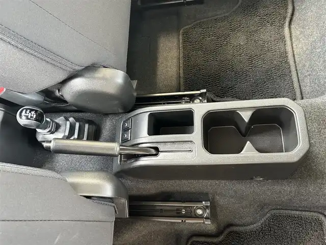 スズキ ジムニー XC 兵庫県 2023(令5)年 0.6万km ジャングルグリーン 4WD/社外ナビ（CN-E330D）/　　（AM/FM/CD//BT)/ワンセグTV/バックカメラ/プッシュスタート/スズキセーフティーサポート/レーンアシスト/衝突被害軽減ブレーキ/横滑り防止装置/ダウンヒルアシストコントロール/アイドリングストップ/ステアリングリモコン/クルーズコントロール/ビルドインETC/シートヒーター/純正フロアマット/LEDヘットライト/純正16インチアルミホイール/スマートキー/取扱説明書/保証書