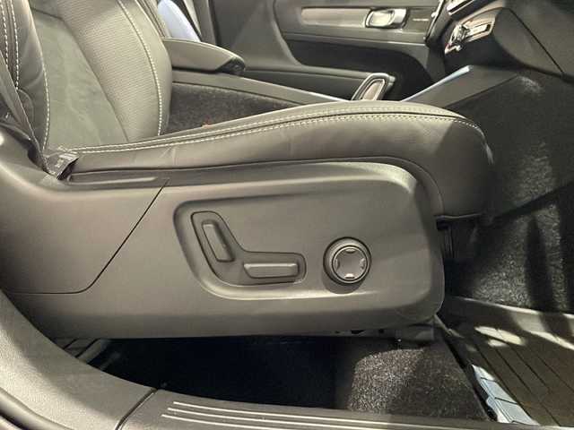 ボルボ ＸＣ４０ T5 AWD Rデザイン 新潟県 2020(令2)年 2.2万km 青 パノラマガラスSR/クライメート・パッケージ/・ステアリングホイール・ヒーター/・フロント・シートヒーター/City Safety（衝突回避・被害軽減ブレーキシステム）/・歩行者・サイクリスト・大型動物検知機能（夜間含む）/・ インターセクション・サポート（右折時対向車検知機能）/・ 対向車対応機能/・ オンカミング・レーン・ミティゲーション（対向車線衝突回避支援機能）/ランオフロード・ミティゲーション（道路逸脱回避支援機能）/アダプティブ・クルーズ・コントロール/ステアリング・アシスト付BLIS/衝突回避・被害軽減ブレーキ機能付/スポーツモード付ESC（エレクトロニック・スタビリティ・コントロール）/アクティブ・ハイビーム（LEDヘッドライト）/360°ビューカメラ/TV/FM/AM/Bluetooth/USBポート/プッシュスタート
