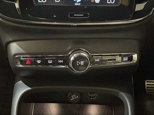 ボルボ ＸＣ４０ T5 AWD Rデザイン 新潟県 2020(令2)年 2.2万km 青 パノラマガラスSR/クライメート・パッケージ/・ステアリングホイール・ヒーター/・フロント・シートヒーター/City Safety（衝突回避・被害軽減ブレーキシステム）/・歩行者・サイクリスト・大型動物検知機能（夜間含む）/・ インターセクション・サポート（右折時対向車検知機能）/・ 対向車対応機能/・ オンカミング・レーン・ミティゲーション（対向車線衝突回避支援機能）/ランオフロード・ミティゲーション（道路逸脱回避支援機能）/アダプティブ・クルーズ・コントロール/ステアリング・アシスト付BLIS/衝突回避・被害軽減ブレーキ機能付/スポーツモード付ESC（エレクトロニック・スタビリティ・コントロール）/アクティブ・ハイビーム（LEDヘッドライト）/360°ビューカメラ/TV/FM/AM/Bluetooth/USBポート/プッシュスタート