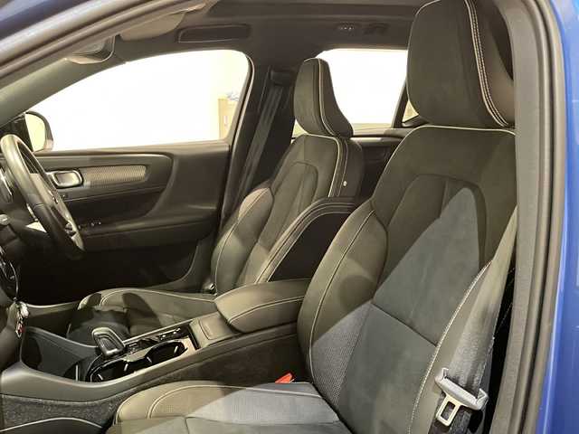 ボルボ ＸＣ４０ T5 AWD Rデザイン 新潟県 2020(令2)年 2.2万km 青 パノラマガラスSR/クライメート・パッケージ/・ステアリングホイール・ヒーター/・フロント・シートヒーター/City Safety（衝突回避・被害軽減ブレーキシステム）/・歩行者・サイクリスト・大型動物検知機能（夜間含む）/・ インターセクション・サポート（右折時対向車検知機能）/・ 対向車対応機能/・ オンカミング・レーン・ミティゲーション（対向車線衝突回避支援機能）/ランオフロード・ミティゲーション（道路逸脱回避支援機能）/アダプティブ・クルーズ・コントロール/ステアリング・アシスト付BLIS/衝突回避・被害軽減ブレーキ機能付/スポーツモード付ESC（エレクトロニック・スタビリティ・コントロール）/アクティブ・ハイビーム（LEDヘッドライト）/360°ビューカメラ/TV/FM/AM/Bluetooth/USBポート/プッシュスタート