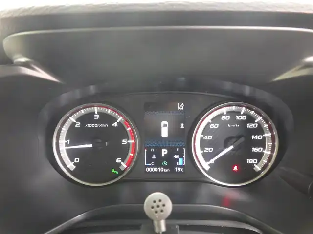 三菱 デリカＤ：５ シャモニー 千葉県 2025(令7)年 0.1千km グラファイトグレーメタリック/ブラックマイカ CHAMONIX (7人)　4WD　e-Assist/オリジナルナビ取付パッケージ＋リアモニター取付パッケージ(25/300)　ステップレス　（7人）D:5専用11型ナビゲーション(322/300)　12.8型後席用モニター(143550円)/e-Assist/・衝突被害軽減ブレーキシステム（FCM）/・車線逸脱警報システム（LDW）/・レーダークルーズコントロールシステム（ACC）/・誤発進抑制機能（前進＆後退時）（UMS）/・オートマチックハイビーム[AHB]/エレクトリックテールゲート/両側パワースライドドア/純正メモリーナビ/地デジTV/【DVD/CD再生機能　Bluetooth接続】/【Apple CarPlay　Android Auto対応】/マルチアラウンドモニター/フリップダウンモニター/革巻きステアリング/ステアリングヒーター/ステアリングスイッチ/LEDヘッドライト/フォグライト/ウインカーミラー/純正18インチアルミホイル/サイド/カーテンエアバッグ/キーレスオペレーションシステム