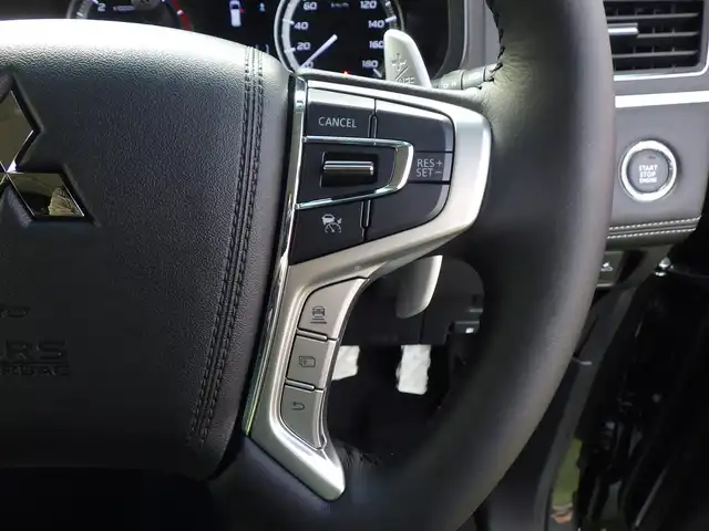 三菱 デリカＤ：５ シャモニー 千葉県 2025(令7)年 0.1千km グラファイトグレーメタリック/ブラックマイカ CHAMONIX (7人)　4WD　e-Assist/オリジナルナビ取付パッケージ＋リアモニター取付パッケージ(25/300)　ステップレス　（7人）D:5専用11型ナビゲーション(322/300)　12.8型後席用モニター(143550円)/e-Assist/・衝突被害軽減ブレーキシステム（FCM）/・車線逸脱警報システム（LDW）/・レーダークルーズコントロールシステム（ACC）/・誤発進抑制機能（前進＆後退時）（UMS）/・オートマチックハイビーム[AHB]/エレクトリックテールゲート/両側パワースライドドア/純正メモリーナビ/地デジTV/【DVD/CD再生機能　Bluetooth接続】/【Apple CarPlay　Android Auto対応】/マルチアラウンドモニター/フリップダウンモニター/革巻きステアリング/ステアリングヒーター/ステアリングスイッチ/LEDヘッドライト/フォグライト/ウインカーミラー/純正18インチアルミホイル/サイド/カーテンエアバッグ/キーレスオペレーションシステム