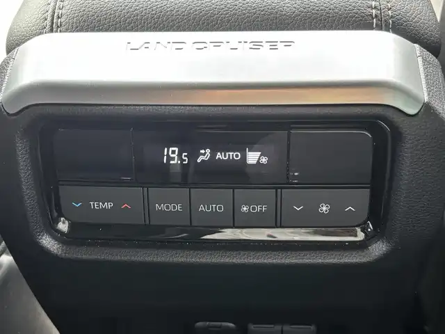トヨタ ランドクルーザー ２５０ VX 福岡県 2024(令6)年 1万km プラチナホワイトパールマイカ 〇ワンオーナー/〇サンルーフ/〇純正12.3インチナビ/〇フルセグTV/〇パワーバックドア/〇バックカメラ/〇ビルトインETC2.0/〇レーダークルーズコントロール/〇コーナーセンサー/〇セーフティセンス/〇BSM/〇パノラミックビューモニター/〇LEDヘッドランプ/〇LEDフロントフォグランプ/〇左右独立温度調整オートエアコン/〇ブラック革シート/〇デジタルインナーミラー/〇ルーフレール/〇純正18インチアルミホイール/〇スマートエントリー/スタートシステム/〇禁煙車