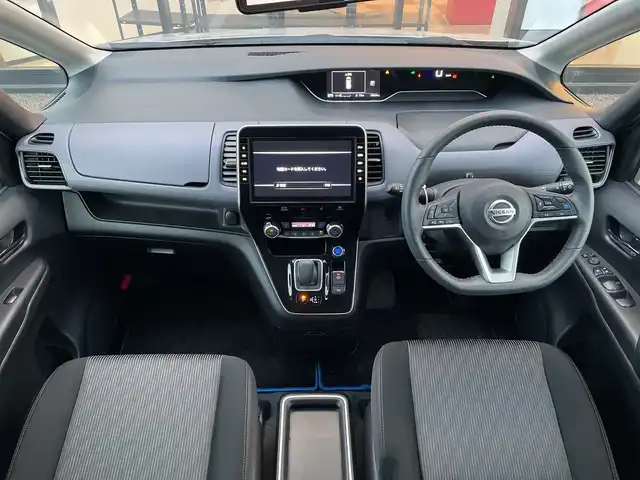 日産 セレナ e－パワー ハイウェイスター V 千葉県 2021(令3)年 1.1万km ブリリアントシルバー 純正10インチナビ/(TV/CD/DVD/Bluetooth)/フリップダウンモニター/プロパイロット/ブラインドスポットモニター/デジタルインナーミラー/360°カメラ/衝突被害軽減システム/車線逸脱警報/クルーズコントロール/両側パワースライドドア/横滑り防止装置/ETC/ドライブレコーダー/アイドリングストップ/LEDヘッドライト/フォグランプ/オートライト/ウィンカーミラー/電動格納ミラー/純正15インチAW/プッシュスタート/スマートキー/フロアマット/ドアバイザー