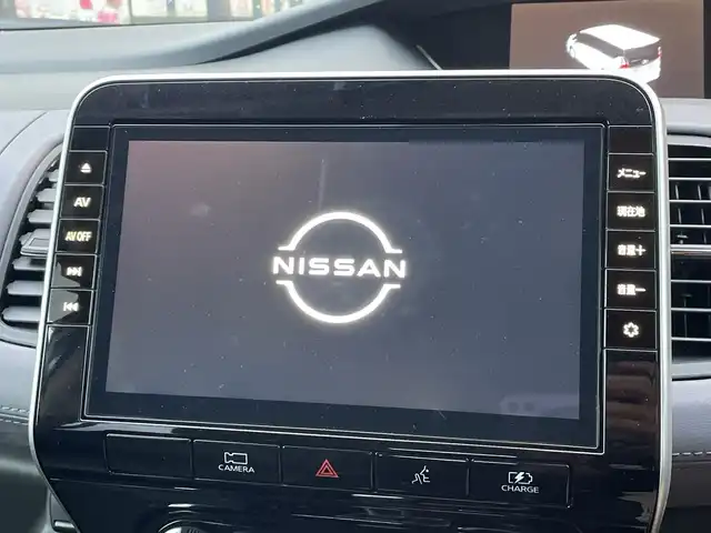 日産 セレナ e－パワー ハイウェイスター V 千葉県 2021(令3)年 1.1万km ブリリアントシルバー 純正10インチナビ/(TV/CD/DVD/Bluetooth)/フリップダウンモニター/プロパイロット/ブラインドスポットモニター/デジタルインナーミラー/360°カメラ/衝突被害軽減システム/車線逸脱警報/クルーズコントロール/両側パワースライドドア/横滑り防止装置/ETC/ドライブレコーダー/アイドリングストップ/LEDヘッドライト/フォグランプ/オートライト/ウィンカーミラー/電動格納ミラー/純正15インチAW/プッシュスタート/スマートキー/フロアマット/ドアバイザー