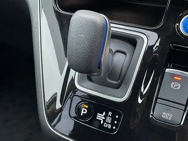 日産 セレナ e－パワー ハイウェイスター V 千葉県 2021(令3)年 1.1万km ブリリアントシルバー 純正10インチナビ/(TV/CD/DVD/Bluetooth)/フリップダウンモニター/プロパイロット/ブラインドスポットモニター/デジタルインナーミラー/360°カメラ/衝突被害軽減システム/車線逸脱警報/クルーズコントロール/両側パワースライドドア/横滑り防止装置/ETC/ドライブレコーダー/アイドリングストップ/LEDヘッドライト/フォグランプ/オートライト/ウィンカーミラー/電動格納ミラー/純正15インチAW/プッシュスタート/スマートキー/フロアマット/ドアバイザー