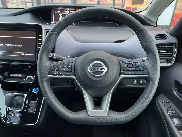 日産 セレナ e－パワー ハイウェイスター V 千葉県 2021(令3)年 1.1万km ブリリアントシルバー 純正10インチナビ/(TV/CD/DVD/Bluetooth)/フリップダウンモニター/プロパイロット/ブラインドスポットモニター/デジタルインナーミラー/360°カメラ/衝突被害軽減システム/車線逸脱警報/クルーズコントロール/両側パワースライドドア/横滑り防止装置/ETC/ドライブレコーダー/アイドリングストップ/LEDヘッドライト/フォグランプ/オートライト/ウィンカーミラー/電動格納ミラー/純正15インチAW/プッシュスタート/スマートキー/フロアマット/ドアバイザー
